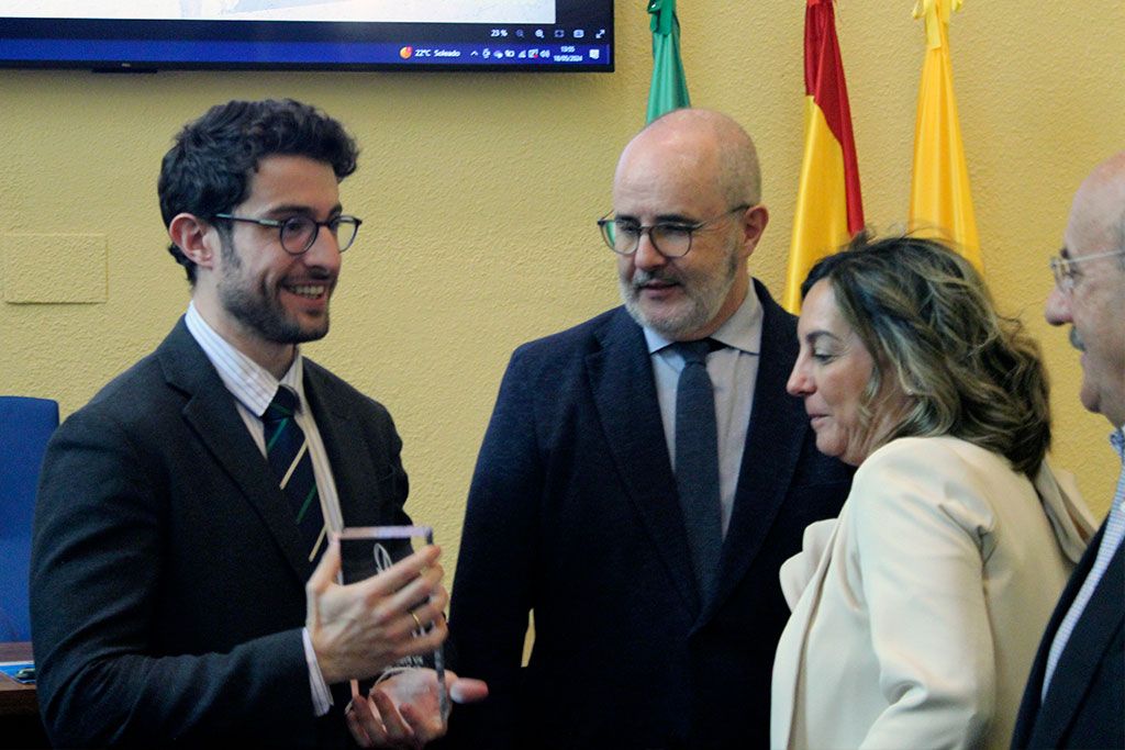 En este momento estás viendo Fernando Bonete recibe de UCIPE su premio Lolo de Periodismo